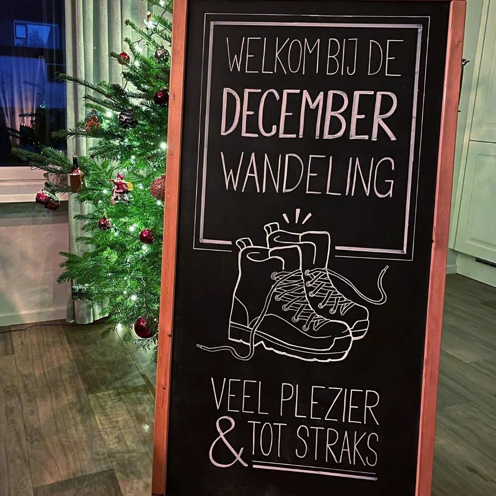 stoepbord krijtbord met tekening wandelschoenen