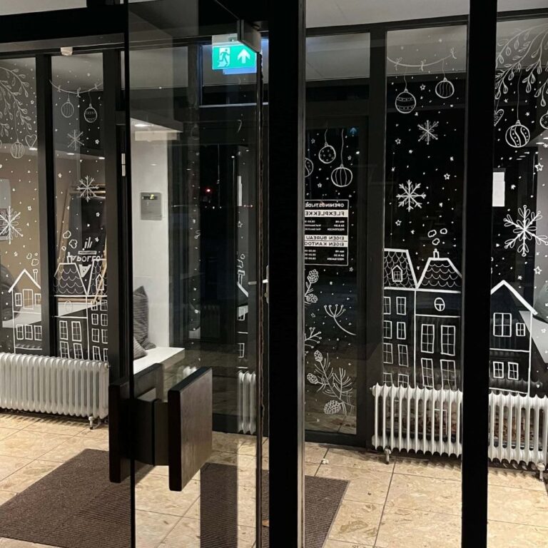 winterse raamtekening met krijtstift