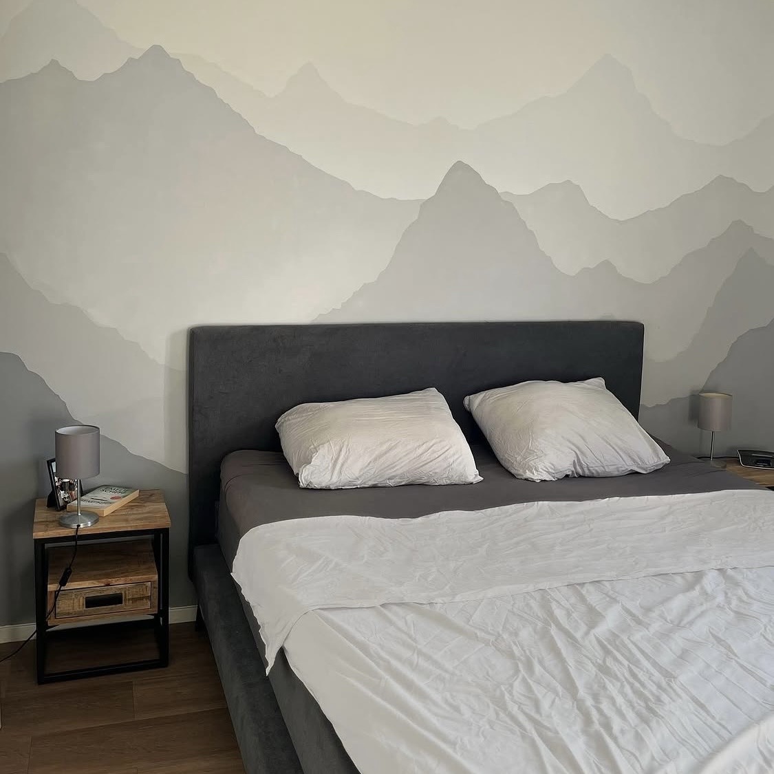 Muurschildering van berglandschap op slaapkamer